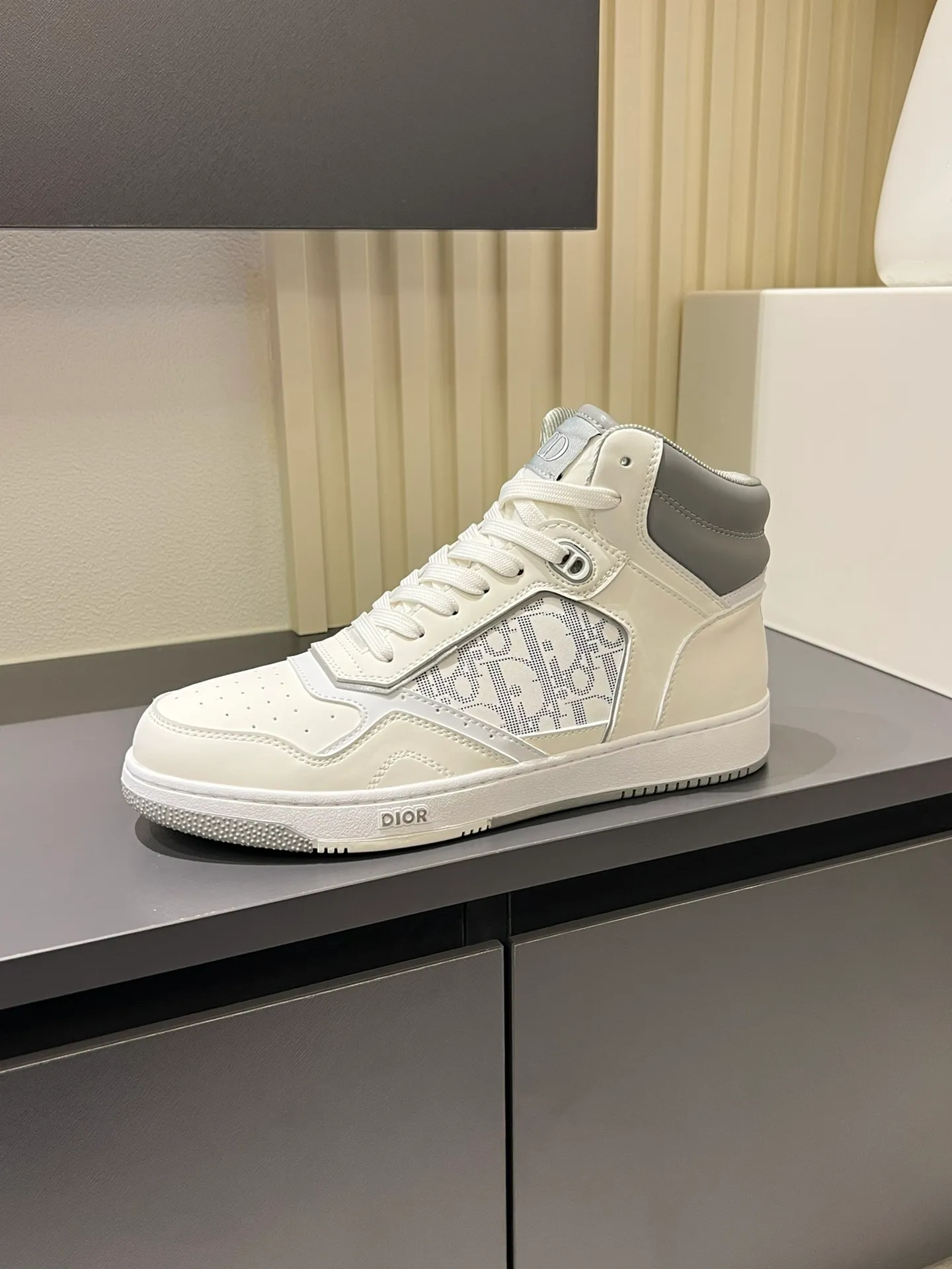 Men's shoes 💰p460 "Dio*" mid-top B27 casual sneakers. This B27 high-top sneaker is a new product in the series and continues Di*r's classic style. Crafted from gray and white smooth calf leather with beige and black Oblique print panels on the sides. The "CD Icon" shaped shoelace eyelets are clever and delicate, and the two-color rubber sole, rear collar and heel are all equipped with the brand's iconic details to enhance the style. Oblique printed straps at the ankle allow for an adjustable fit to complement the overall design. Fashionable and versatile, it can complement any look. Create an exquisite design with unique dynamic vitality and modern atmosphere, presented in low-top and high-top styles. This new must-have shoe adds a new dimension to Dior's archive heritage, embodying modern elegance. Purchase the original version and make it 1:1. If you need top quality, please come to me! Male 38-44!